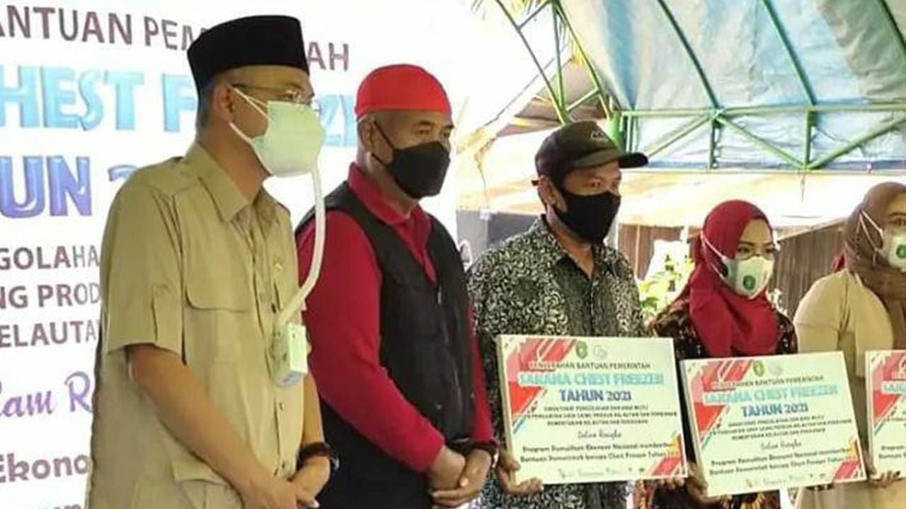 Alif Turiadi Serahkan Bantuan Untuk Pokdatan Desa Bukit Pariaman