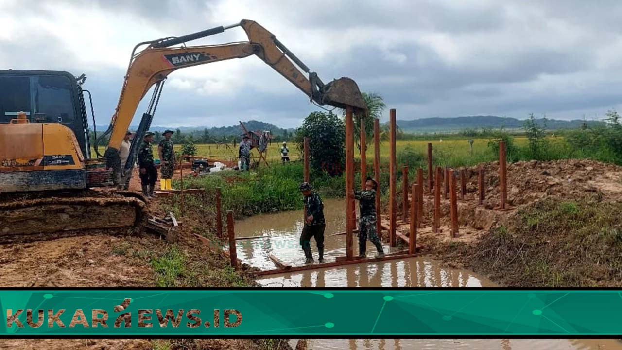 TNI dan Warga Sinergi Pemancangan Tiang Jembatan