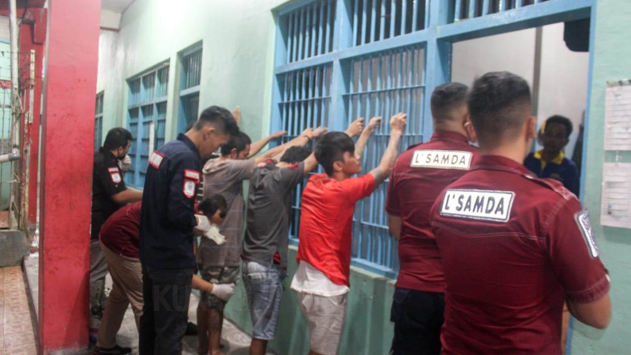 Petugas Gabungan Periksa Kamar Hunian Lapas Tenggarong