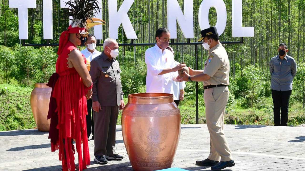 Presiden Joko Widodo Satukan Tanah dan Air Nusantara di Titik Nol