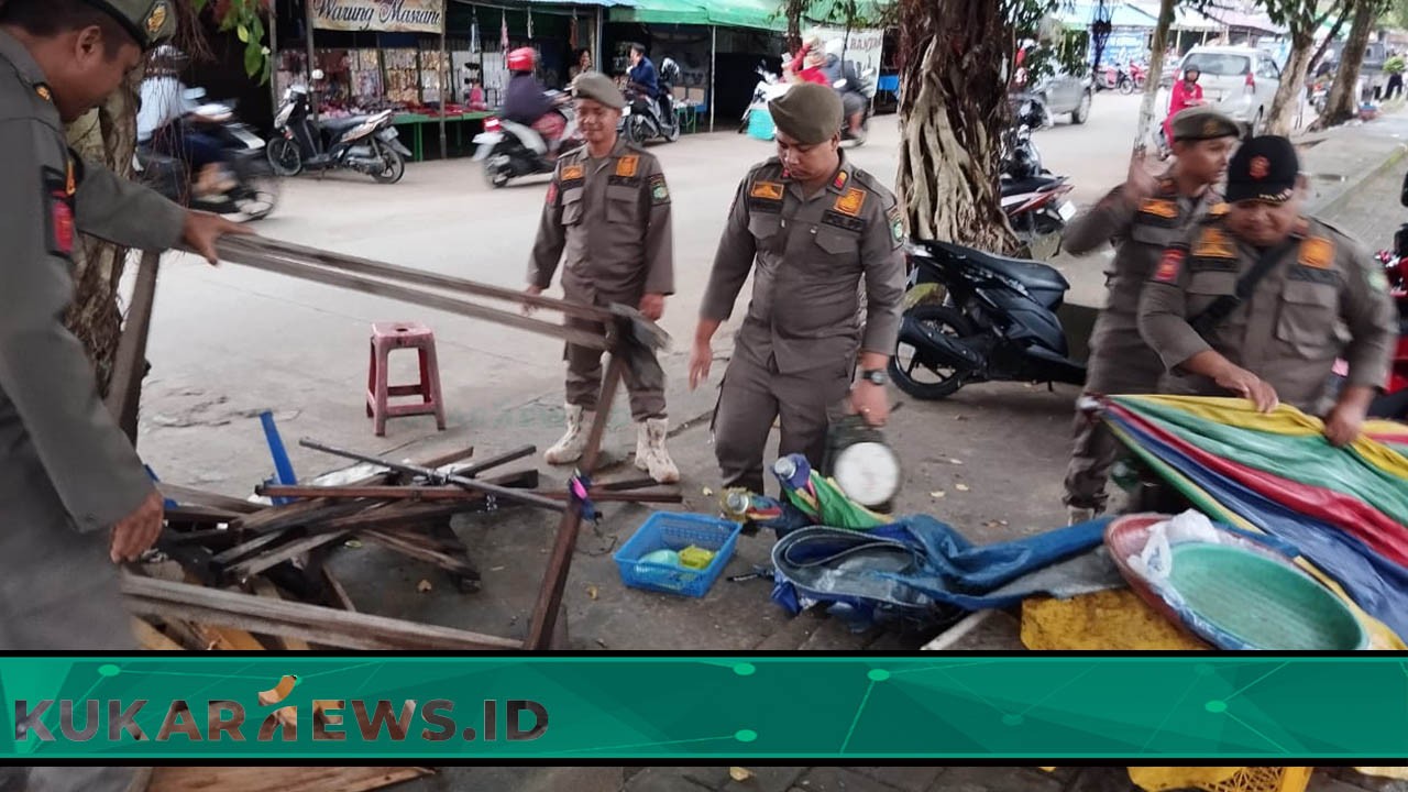 Satpol PP Kukar Lakukan Penertiban PKL Liar