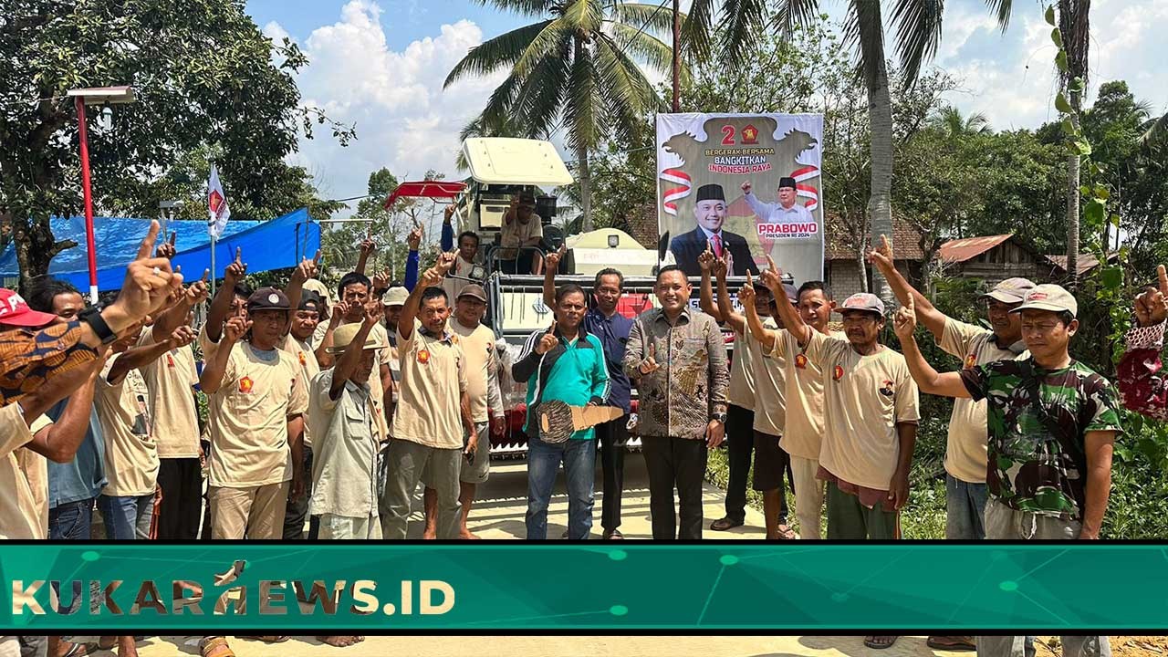 Seno Aji Serahkan Combine Harvest ke Gapoktan di Kukar