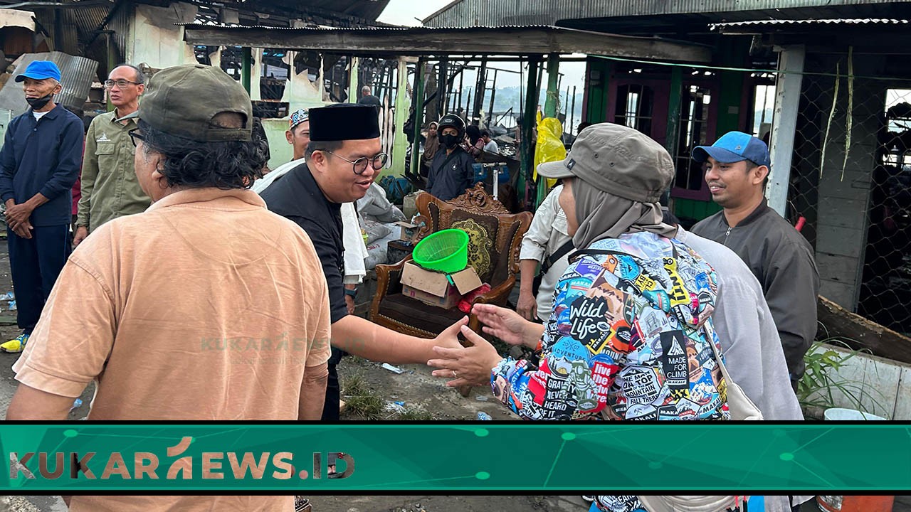 Wabup Rendi Solihin Salurkan Bantuan Kepada Korban Kebakaran Pal 5 Timbau