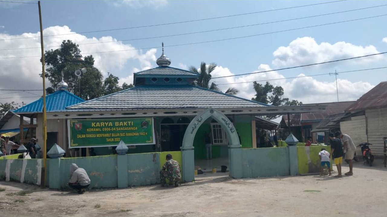 Koramil 0906-04/Sangasanga Gotong Royong Bersama Warga Cat Musholla 