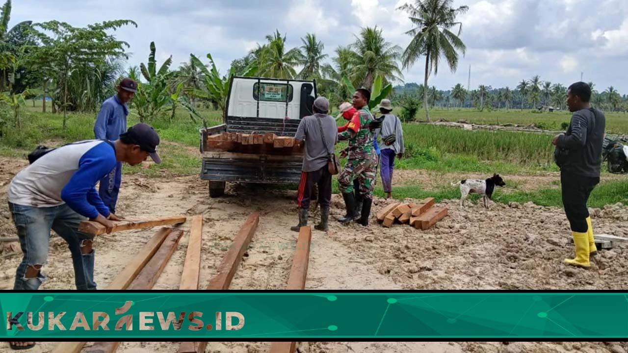 TNI - Warga Kompak Persiapkan Material Jembatan TMMD